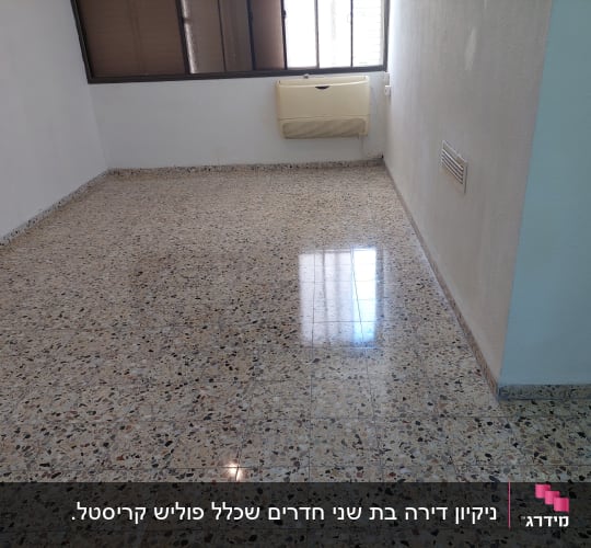 רצפה נקייה ומבריקה בחדר ריק